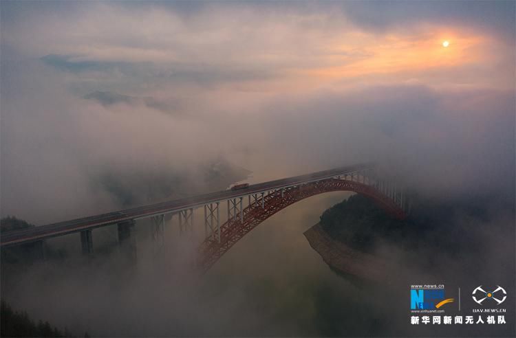 三峡 三峡云海里的沪渝高速美景