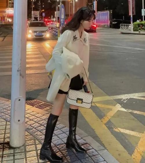 长筒靴|当今流行穿“黑色长筒靴”，配大衣、羽绒服都好看，尽显性感身材