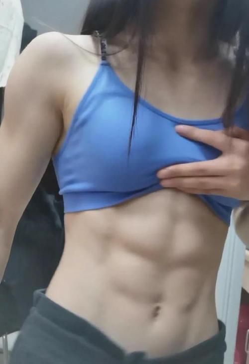 校运会|99年女生宿舍惊现8块腹肌！！3亿网友都在＂馋＂她的身子....