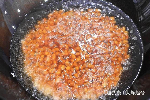 炸好花生米、直接撒盐是错的！饭店常用这1招，花生香脆久放不潮