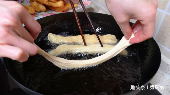 炸油条时，有人加鸡蛋，有人加泡打粉，其实都不对，教你正确做法