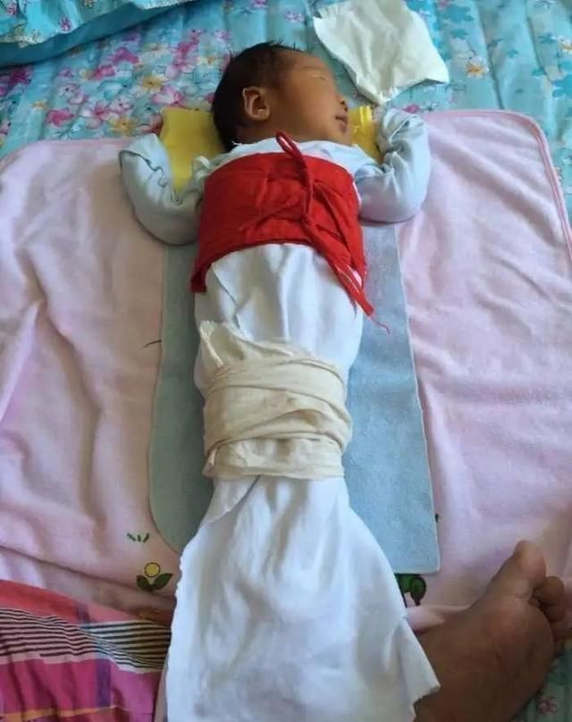 宝宝|宝宝哭闹不止，妈妈掀开衣服后瞬间爆炸：原来是奶奶做了“手脚”