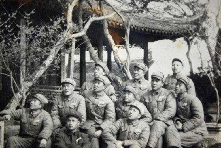 连排|淮海战役这位战士抓来5名俘虏,立下大功,连排干部却都不认识他