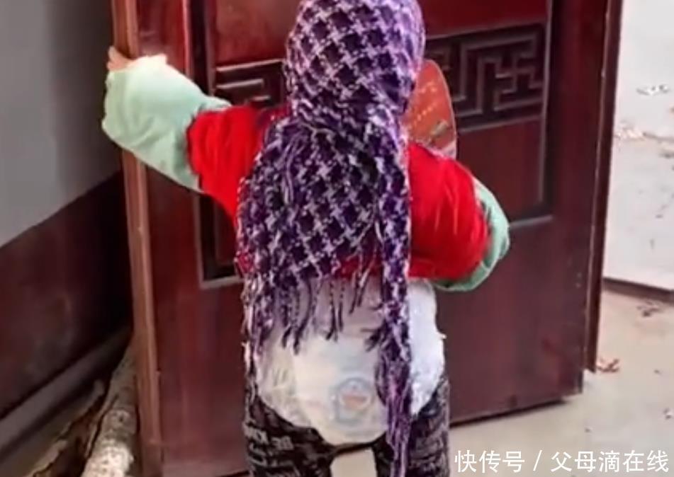 18个月萌娃回老家秒变“可爱小老太太”火了，网友：这气质都变了