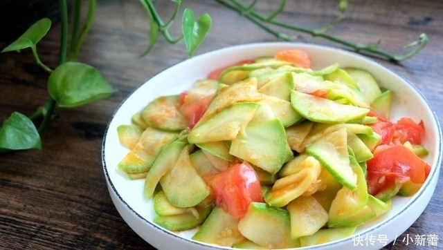 西葫芦别再炒肉了,放个番茄炒一炒,做法简单,清淡营养好吸收