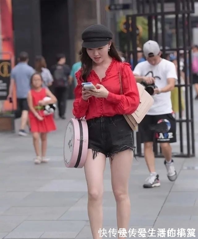 打底裤 打底裤的搭配更显娇俏感,带来浓厚的女人魅力,穿出淑女魅力