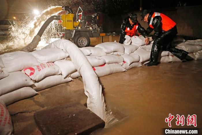 燃眉之急|台风过境引发居民区内涝 上海武警雨夜驰援解燃眉之急