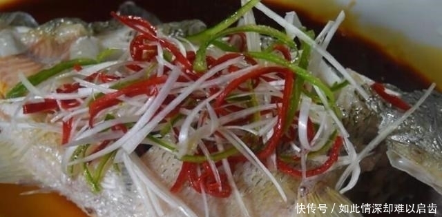 蒸鲈鱼时,记住“2不放,加3样”鱼肉鲜嫩洁白,还没有腥味