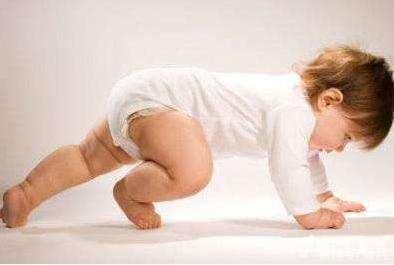 宝宝|回房后发现双胞胎在床上不见了,看了监控之后哭笑不得