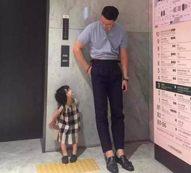 早恋|“最嫩爸爸”接女儿放学惹人眼红，老师怀疑早恋，妈妈无奈亲爹