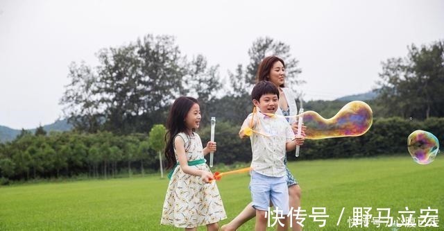 女儿|妈妈训女儿,邻桌的陌生男人却泪如雨下,这是怎么了