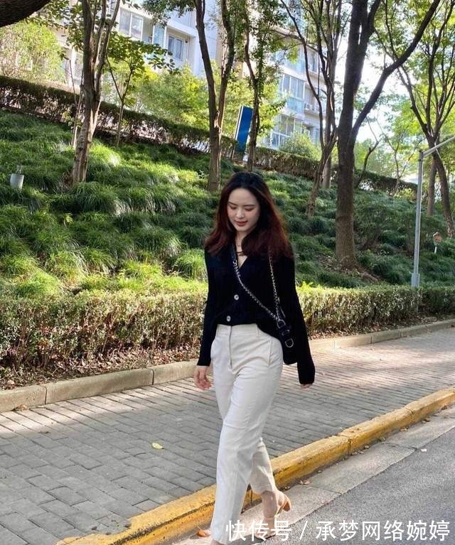搭配 入秋以后,烟管裤再次成为时尚新宠,搭配针织衫,还能提升气质