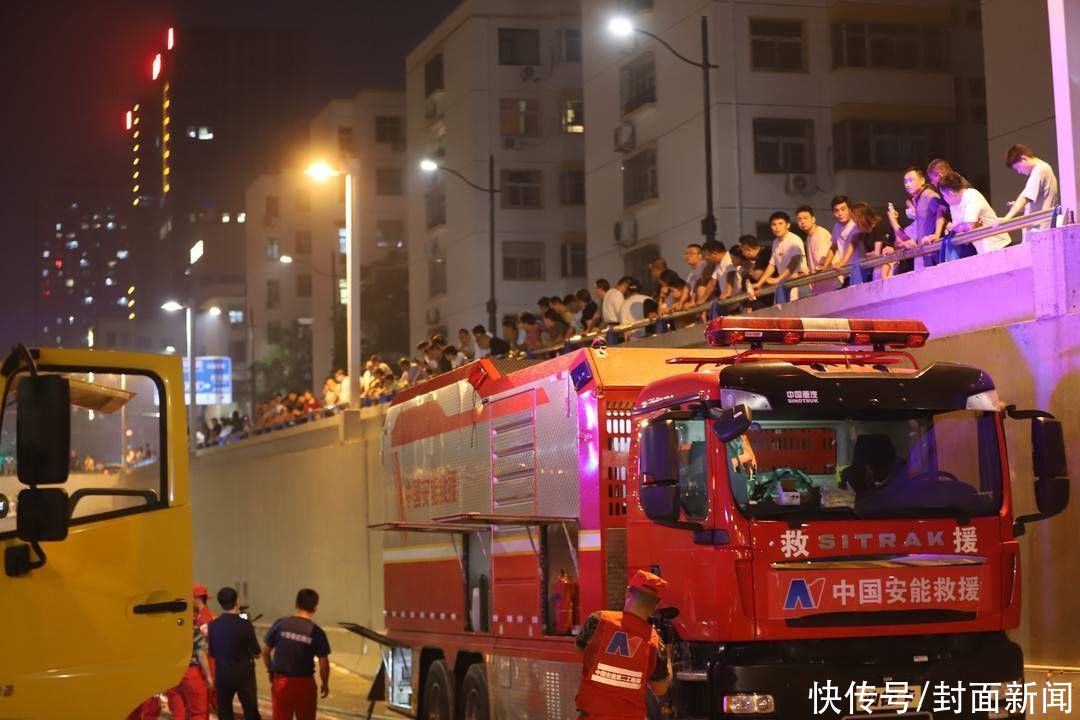 河南|暖！河南郑州救援现场 市民自发给救援人员送爱心晚餐