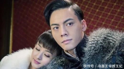 军婚文她签下离婚书远走,传闻产下双胞胎,从此军长全球缉捕!