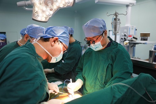 植入|男子植入人工心脏，随身携带小挎包每天为“心”充电