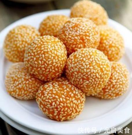 奶奶教我炸麻团,不加一滴水,只需这样做,个个香甜又软糯