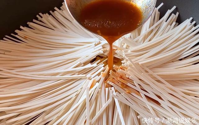 好吃|今天才知道,面条可以这样吃,比水煮好吃比炒简单,吃着真解馋