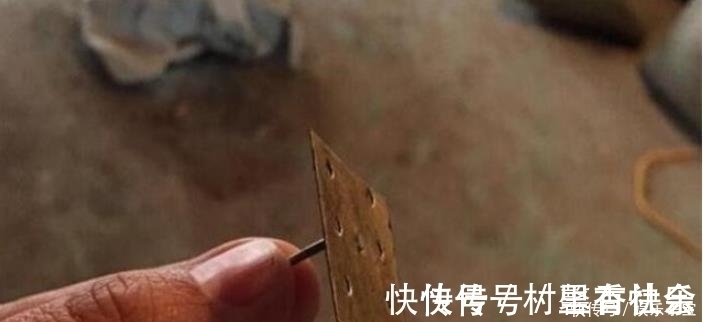 师傅|砌完墙,师傅拿来一包钉子让加50块,朋友看到让我赶紧答应