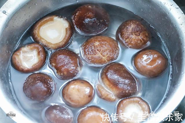 香菇直接用清水洗是大错,学会这个小妙招,脏东西小虫子乖乖溜走