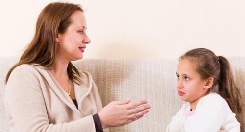 影院|熊孩子踢坏影院屏幕,面对上万损失,家长:娃不懂事踢的!赔啥!