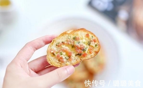黄油|上班族的快捷早餐,简单“暴力”的蒜香芝士法棍,解馋抗饿两不误