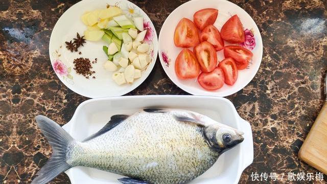 炖鱼原来如此简单,不煎不炸,十分钟吃到鲜汁炖鱼,连汤汁都不剩
