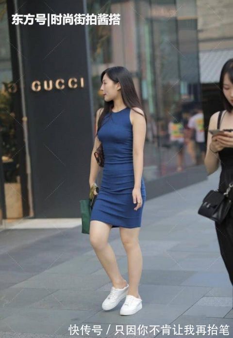 冷色系|蓝色裹身裙搭配白色板鞋,时尚干净又简洁,简直就是移动的风景线