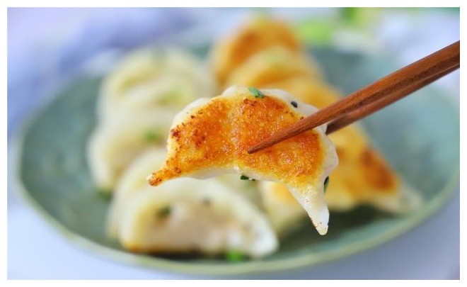 孩子最馋饺子这做法，焦香松脆，鲜嫩多汁，一口一个好过瘾