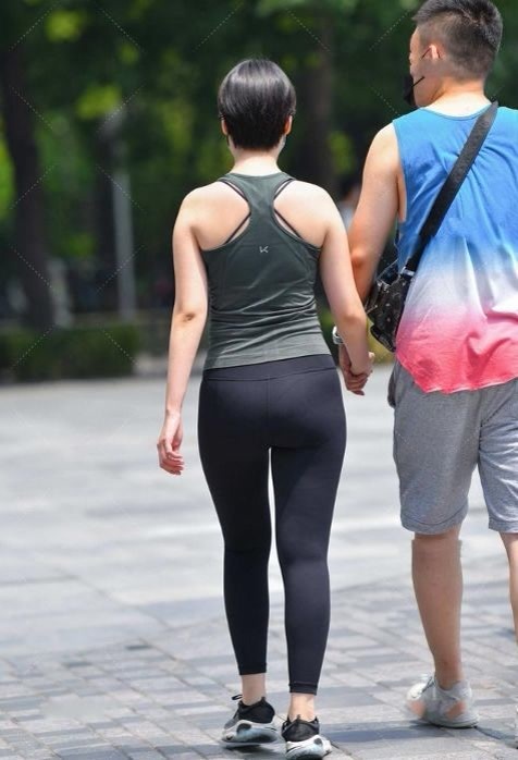 穿搭 墨绿色的无袖上衣,搭配黑色九分裤,整体给人简单清爽利落感觉