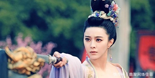 金属|老农上山采药,意外挖出一金片,擦干一看立马上交