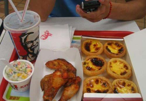 总要|吃肯德基时,餐盘上面为啥总要垫一张纸服务员很多人不懂装懂