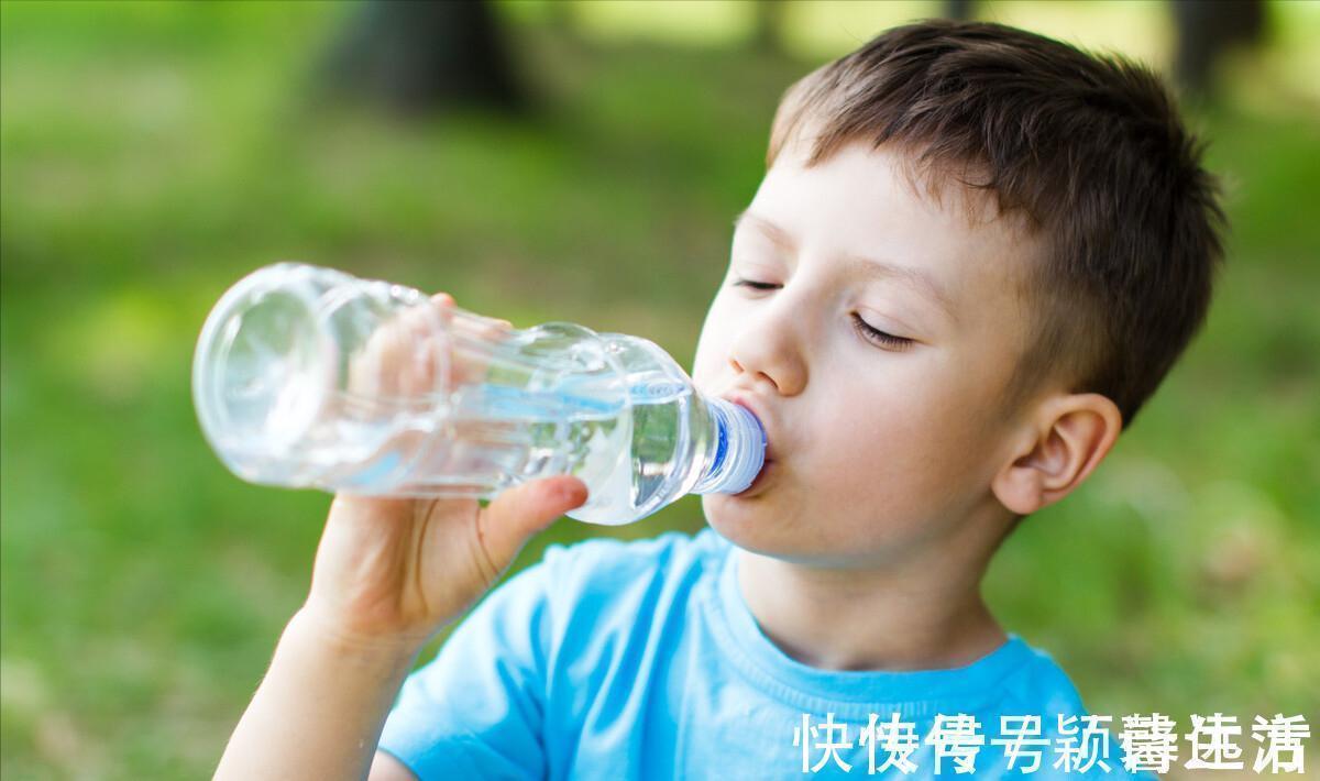 营养物质|孩子缺钙不长个,原来喝水时间搞错了,这3个时间段要小心