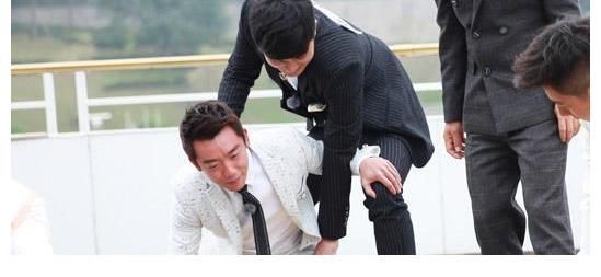 節(jié)目中屢次被孤立，淪為跑男邊緣人物的鄭愷，為何不舍得退出？