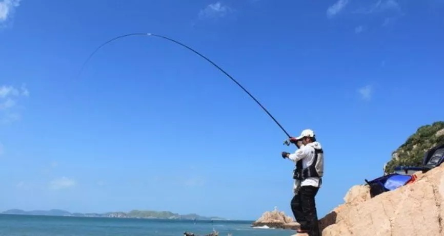 冬季钓鱼,鱼躲在深水,两个方法教你找到鱼窝,连杆钓斤鲫