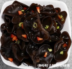 肠道|黑木耳有个绝配,煮在一起,排出宿便,女人常喝,还能治失眠