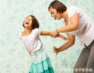 双胞胎|双胞胎兄弟分开养一个经常挨打一个从未挨打，18年后两种人生