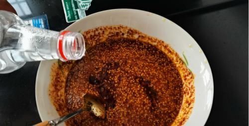 辣椒面|辣椒油也就是红油，俗称油泼辣子，怎么做才能色艳而味香？