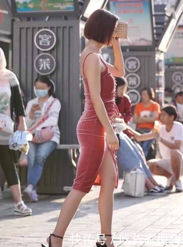 一字带|发型是可爱短发,身材却如此老辣!网友:搭配得很精致!