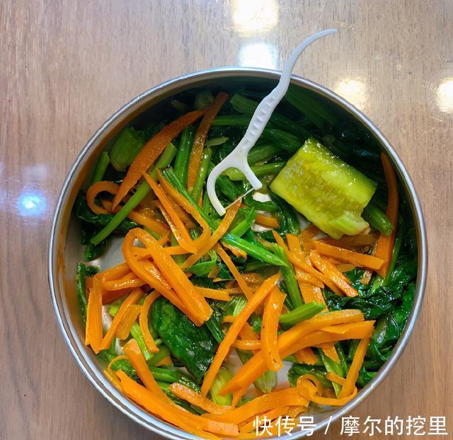 海清晒午餐,只有一小碗蔬菜还要分两顿吃,发文哭诉太难熬
