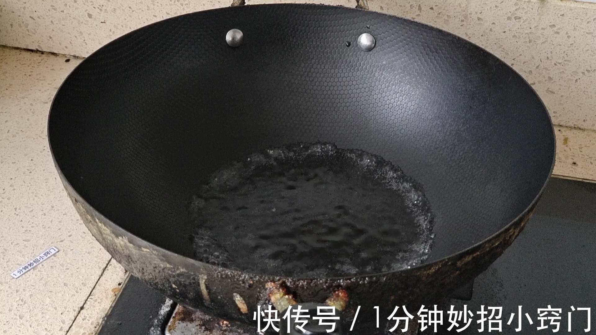 刚炒完菜的锅，不要立马用水冲洗，多亏大厨提醒，真的涨知识