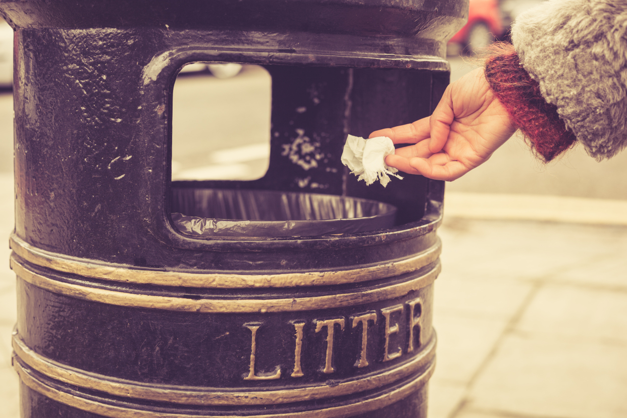父母|“熊”孩子医院踩座椅打闹惹众怒,怎样教会孩子遵守规则?