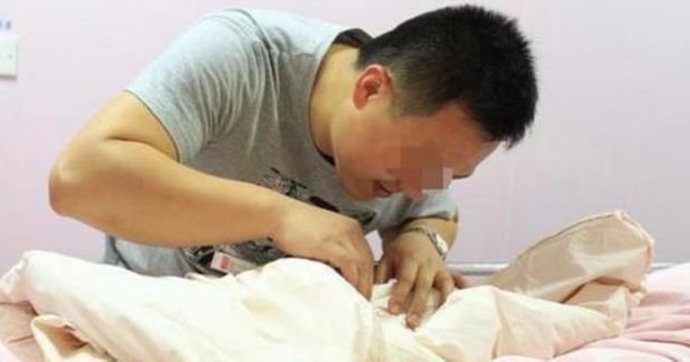 老来得子|52岁产妇生出“三胞胎”,看到娃后却崩溃大哭,医生:有点尴尬