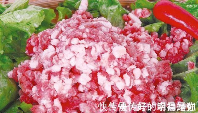 包肉馅饺子时，牢记两点窍门，包出的饺子更鲜更嫩，咬一口忘不掉