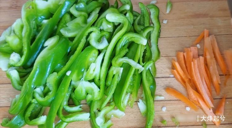 八爪鱼一炒就老，很多人做不好，海边人教你正确做法，鲜嫩又脆爽