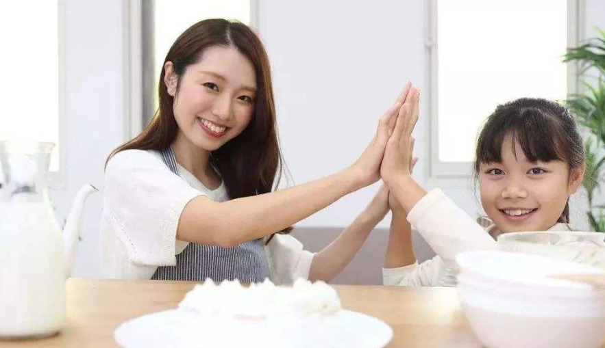 妈妈带着儿子上班，给孩子准备了一方天地，儿子不哭不闹惹人怜