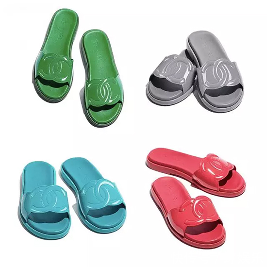 香奈儿 一不小心把澡堂专用拖鞋穿出街,却收到了无数羡慕的目光…