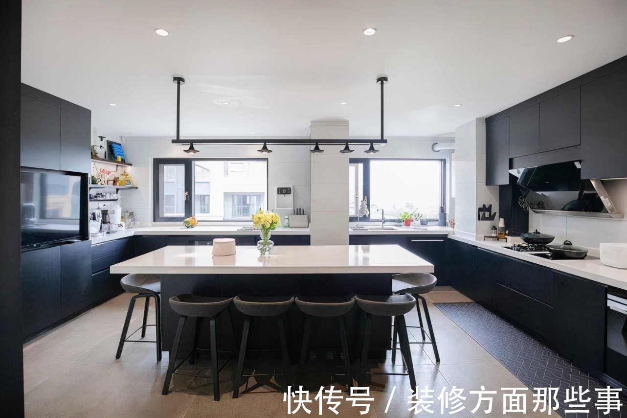 客厅|116㎡永不落俗的黑白灰贯穿全屋,一入门便是一眼望穿的客厅