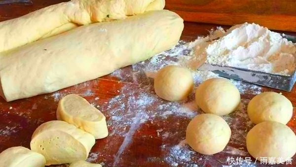 蒸馒头时,别再用酵母了,记住加3样东西,发面快速,口感松软