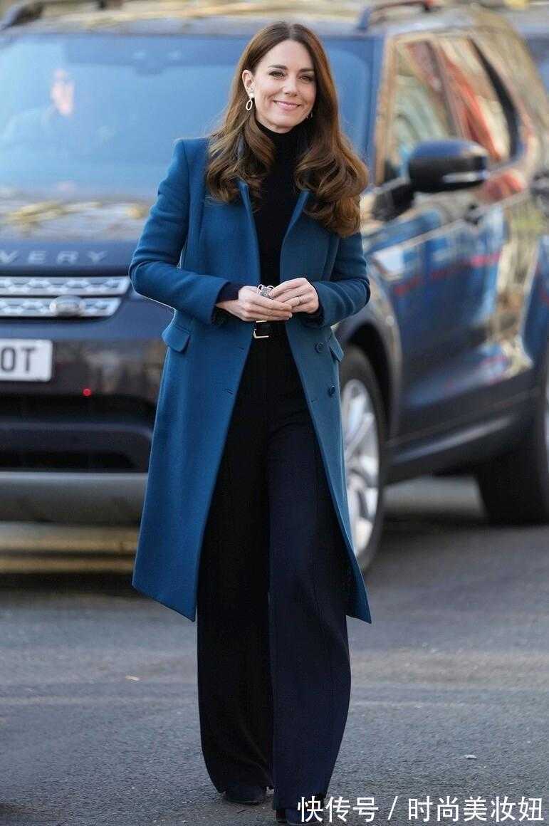 深蓝色 凯特王妃真是气质穿搭模板,蓝色大衣配高领毛衣,简约高级