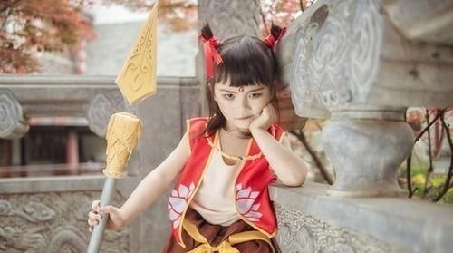 哪吒|父母说孩子“不学无术”,7岁萌娃cos哪吒回击,这样的还原度神了